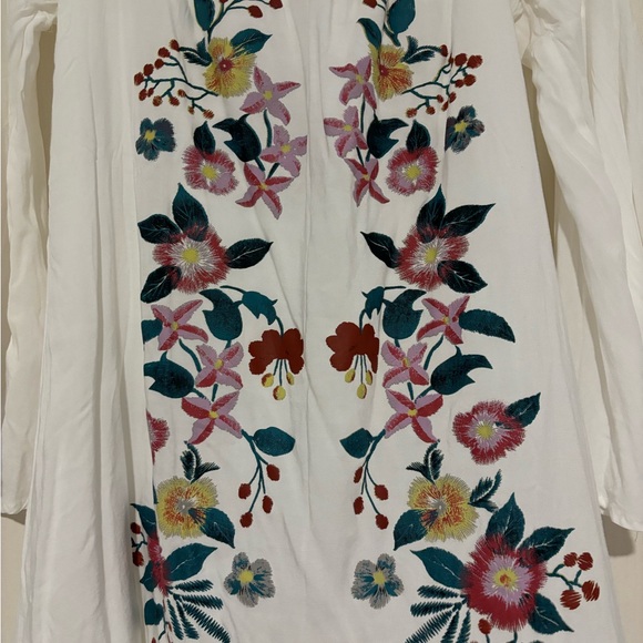 White floral pattern long sleeve dress. - Picture 2 of 4